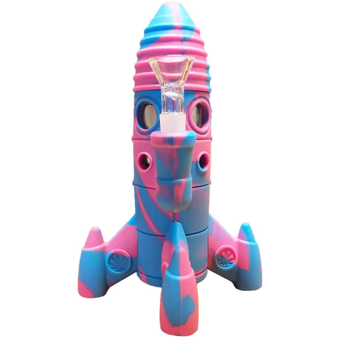 En lys pink silikonebong står oprejst med en højde på 20 cm. Den har en glat, ensartet overflade og en buet form, der afsluttes med en bred åbning for røg. En lille, gennemsigtig skål er fastgjort til siden, mens en afrundet bund giver stabilitet. Farven er livlig, og materialet ser fleksibelt ud.