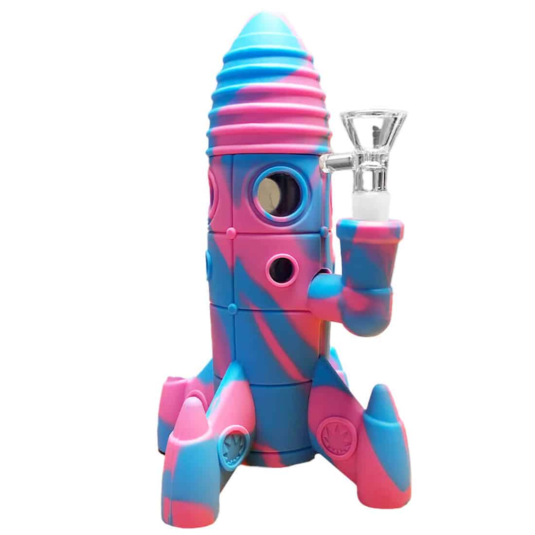 En lyserød bong i silikone med en glat overflade og en bølget form. Den har en bredere bund, der taper opad mod toppen, hvor der findes et mundstykke. En indbygget LED-lys fungerer som en kilde til belysning i bunden. Bongen har et simpelt design uden yderligere mønstre eller dekorationer, hvilket fremhæver dens minimalistiske æstetik.