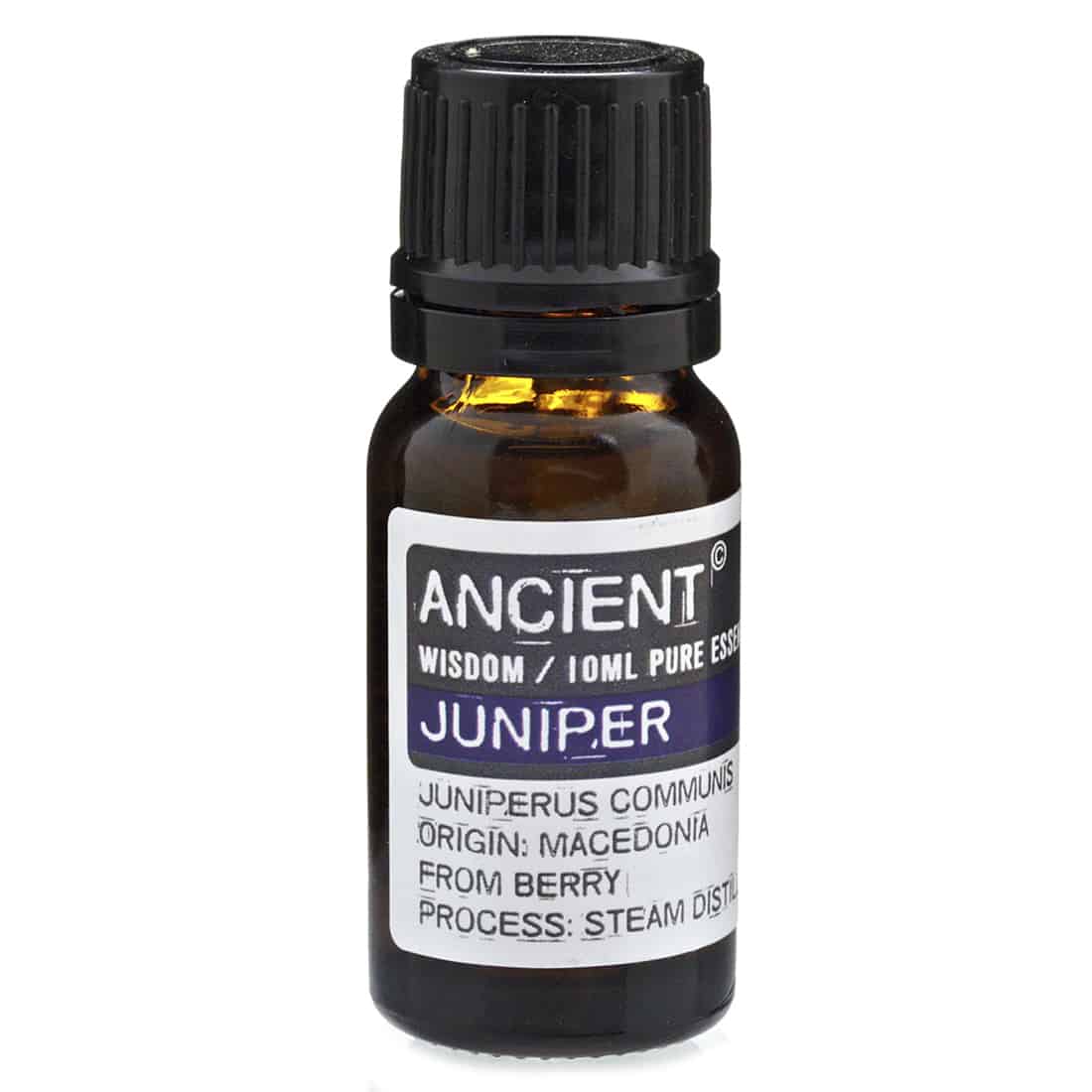 En lille, klar flaske indeholder en æterisk olie med en gyldenbrun farve. Flasken har en smal hals og en sort skruelåg, der afsluttes med en indvendig dråbetæller. Etiket på flasken er hvid med grønne og sorte detaljer, der angiver produktets navn og indhold. Baggrunden er neutral, hvilket fremhæver flaskens design.