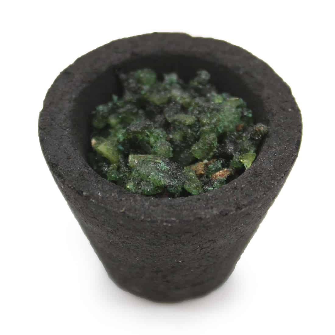 Tolv små skåle i hvid keramik pryder overfladen, hver med en glat, skinnende overflade og en blød, rund form. Skålene har en let krumning, der skaber en indbydende dybde. De er placeret tæt sammen, og deres neutrale farve fremhæver det naturlige udtryk, mens lysrefleksionerne giver dem en elegant glans.