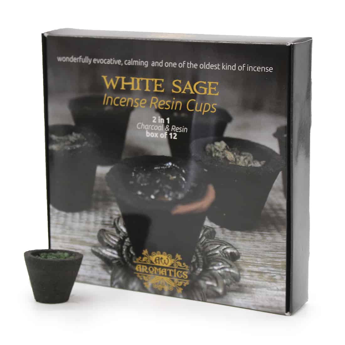 Tolv små skåle i en ensartet hvid farve pryder overfladen. Hver skål har en glat, blank overflade med en let afrundet kant. Indersiden prydes af en subtil mønstring, der tilføjer tekstur. Skålene er placeret i en række, hvilket skaber en harmonisk og organiseret fremtoning. De er fremstillet af et keramisk materiale, der udstråler elegance.