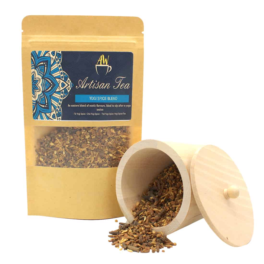 En klar glasbeholder indeholder en blanding af krydderier og tørrede urter i nuancer af brunt, gult og grønt. De små korn og blade har forskellige teksturer, fra fine støv til større stykker. Beholderens låg er lavet af metal og har en børstet overflade, mens etiketten præsenterer navnet på blandingen med en elegant skrifttype.