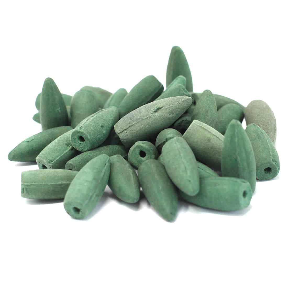 En pakke med backflow cones præsenterer sig i en rektangulær form, indpakket i en mat sort og brun emballage. Teksten i hvid og guld beskriver produktet, mens en illustration viser en røgende cone. Indholdet består af små, koniske stykker i mørke nuancer, som sandsynligvis er lavet af naturlige ingredienser. Mønstre og teksturer på emballagen tilføjer visuel interesse.