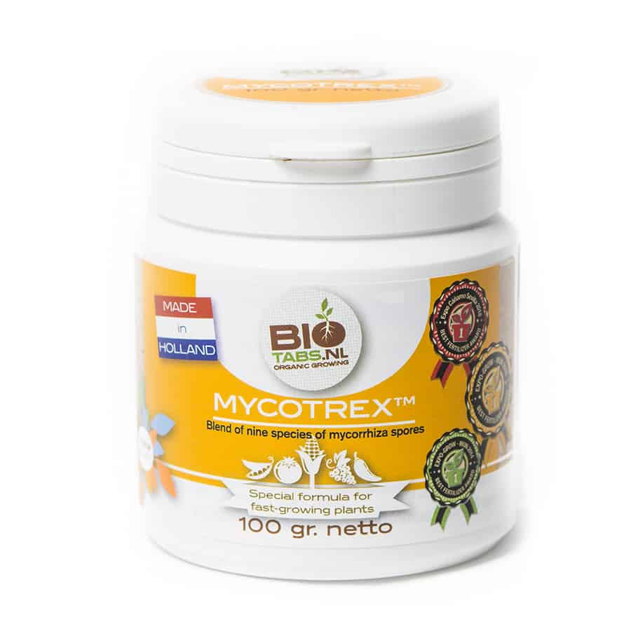 En hvid, rund beholder med skrue låg præsenteres med et minimalistisk design. På etiketten dominerer grønne nuancer, der fremhæver tekst og symboler. Der er en tydelig angivelse af produktnavnet "Mycotrex" i sort, samt en vægt på 100 gram. Overfladen er glat, og etiketten har en mat finish, hvilket giver et professionelt udtryk.