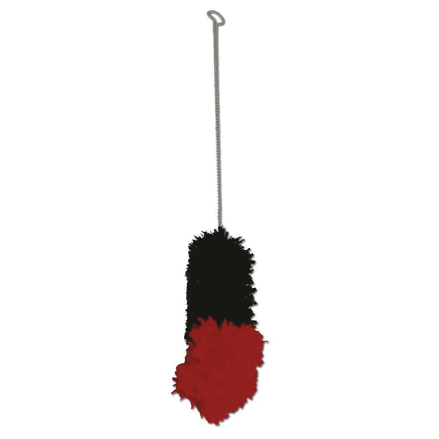 En rund, naturlig børs med en diameter på 40 cm præsenterer sig i en varm, træfarvet tone. Overfladen er glat med en let glans, der fremhæver træets åretegning. Børsten er forsynet med en robust, håndlavet snor, der tilføjer et rustikt element. Den enkle form og naturlige materialer giver et tidløst udtryk.