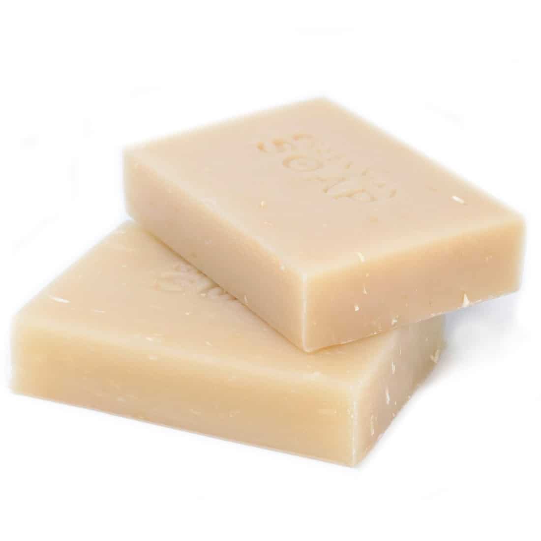 En firkantet sæbe i en blød, lys grøn farve pryder overfladen. Sæbens struktur er glat med let bølgede kanter. På forsiden er der indgraveret et symbol i form af en mand med blade, hvilket tilføjer et dekorativt element. Sæben vejer 100 gram og har en minimalistisk, naturlig æstetik.