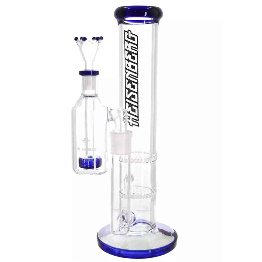 En glasbong med en kompleks drum percolator i midten, der skaber strømmende vandbølger. Bongen er klar med grønt og blåt glas som accentfarver. Den har en bred fod for stabilitet, en slank hals og et SG 18 stik. Det indviklede mønster på percolatoren skaber et visuelt fokuspunkt, mens overfladen har en glat og skinnende tekstur.