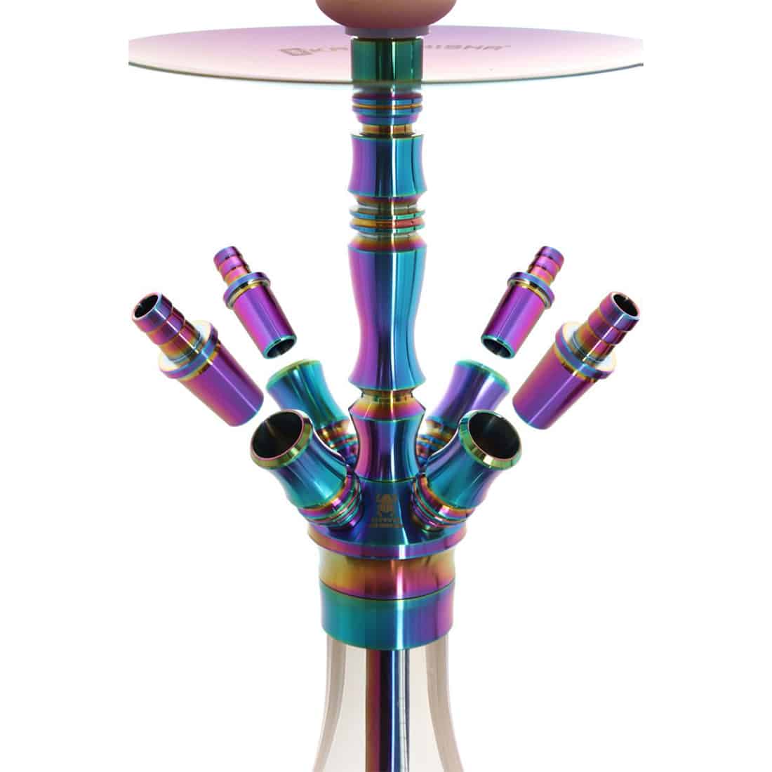 En stor, rund skål med en glat overflade, der skifter farve fra dyb blå til nuancer af lilla og grøn, prydet med et regnbue-mønster. Skålen har en blank finish, der reflekterer lys, hvilket giver den en livlig glans. Kanten er let bølget, hvilket tilføjer en organisk form til det ellers strømlinede design.