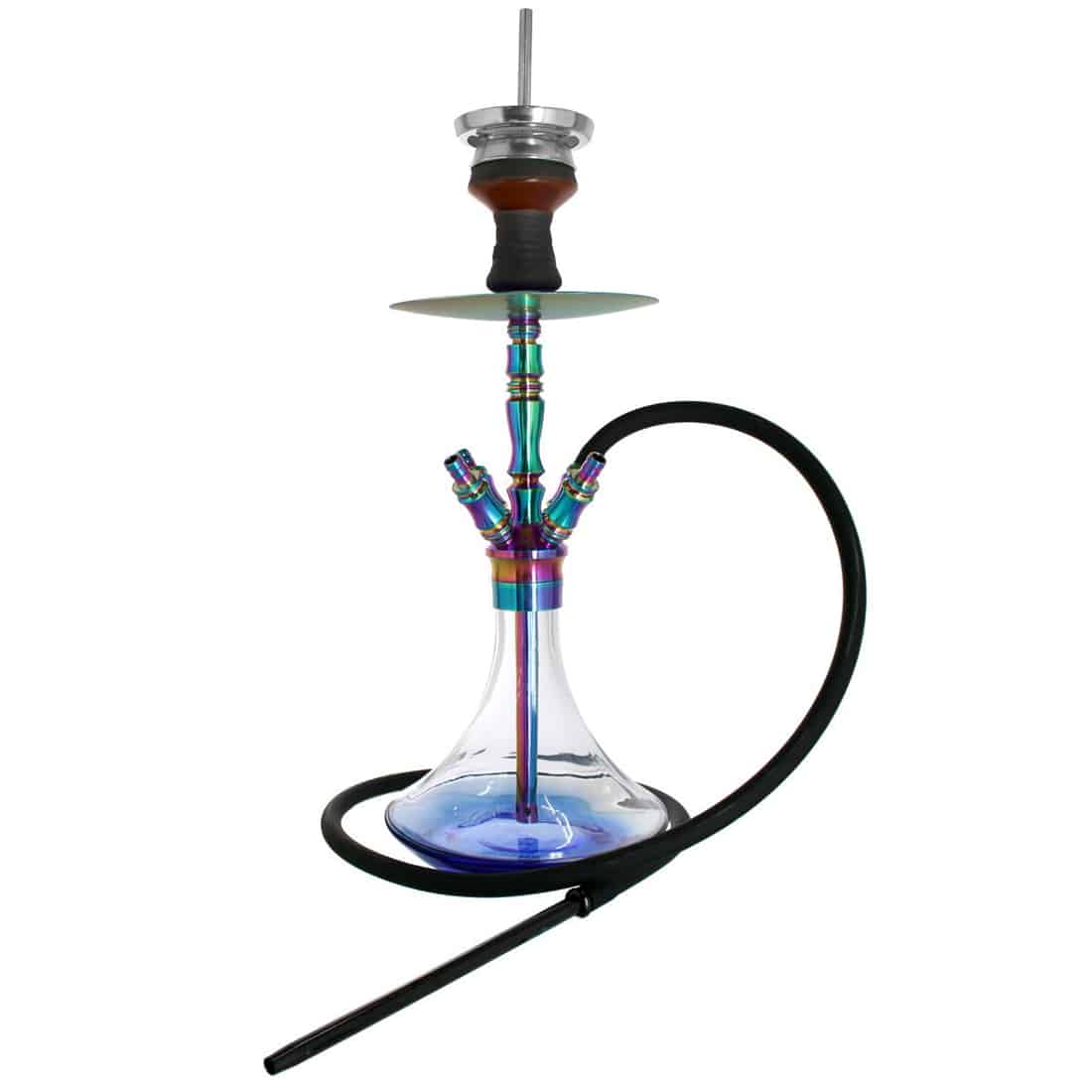 En rund skål med en dyb blå farve pryder overfladen. Skålen har en glat, blank finish, der reflekterer lys og skaber en glitrende effekt. Den har en bred kant med en let buet form, og indersiden er dekoreret med et farverigt mønster i nuancer af regnbue, der skaber en kontrast til den ensfarvede yderside.