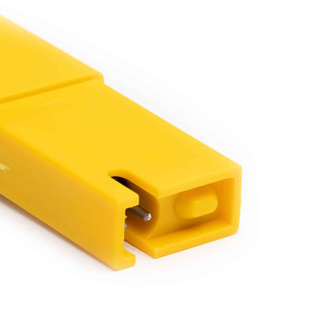 En rød og sort måler med en digital skærm, der viser tal og symboler. Den har en firkantet form med afrundede kanter. På forsiden findes flere knapper i forskellige farver, herunder en stor, rød knap. En metalstift er synlig i den nederste del, og en lille, sort ledning hænger fra en side. Målestokken er markeret med tydelige tal.