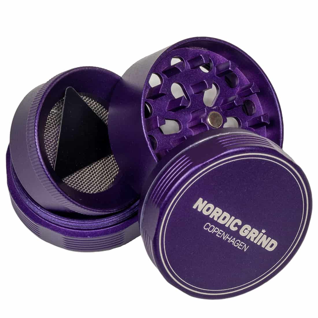 En lilla krydderkværn med en elegant, cylindrisk form. Overfladen er glat og blank, hvilket fremhæver den dybe farve. Kværnen har en metalmekanisme øverst, der er synlig gennem et lille hul. Bunden er flad og stabil, og der ses en fin struktur, der giver et moderne udtryk. Målene angiver en diameter på 50 mm.