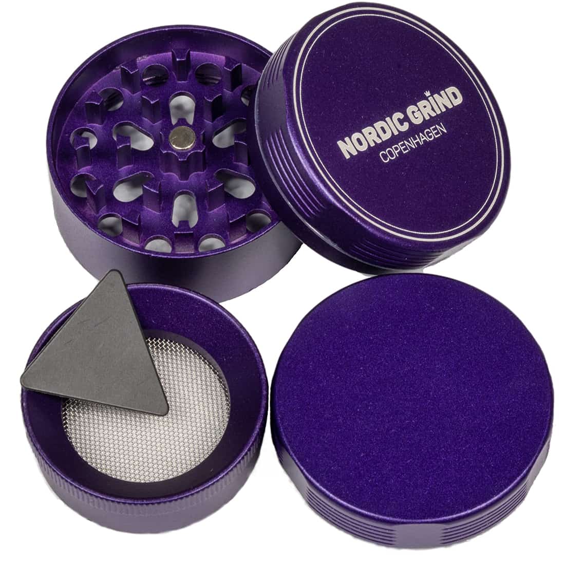 En lilla kaffekværn præsenterer sig med en glat, cylindrisk form og en blank overflade. Kværnen har en sort keramisk kniv og en metalhank i børstet stål, der giver et moderne udtryk. Øverst sidder en rund beholder til kaffebønner, mens en lille, rektangulær fod stabiliserer enheden. Farverne og materialerne skaber en harmonisk og stilren æstetik.