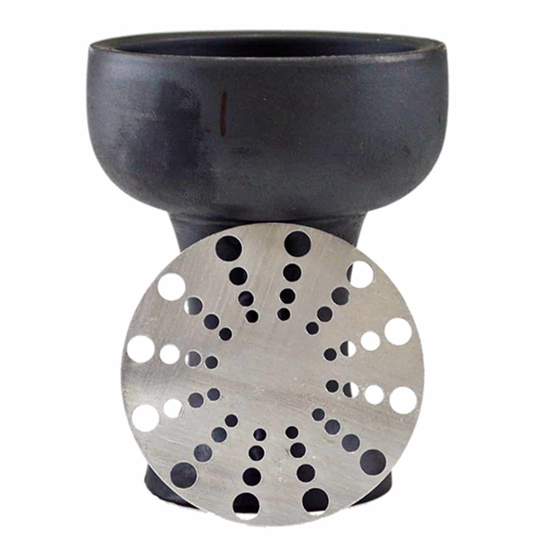 En rund skål med en glat, mat overflade i en lys sandfarve pryder midten. Skålen har en let buet form, der giver den et organisk udtryk. Kantene er bløde og afrundede, og skålen hviler på en flad bund. Indersiden har en lysere nuance, mens ydersiden fremstår mere dæmpet, hvilket skaber en subtil kontrast.