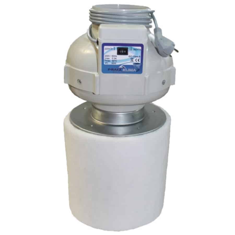 En ventilator med en rund, flad base i metal, der har en mat sort finish. På toppen er der en cylindrisk motorhuse i metal, som er sølvfarvet. Ventilatorens rotorblade er fire i antal, gennemsigtige og i plastik, mens et kulfilter er placeret ved siden af ventilatoren, med en rektangulær form og en sort indpakning.