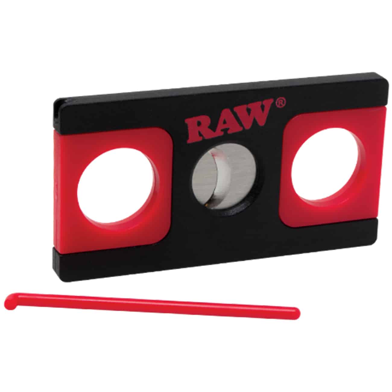 En kegleformet skæremaskine fremstår i metal med en glat, sølvfarvet overflade. Den har en konisk top og en bredere bund, hvilket giver den en stabil base. På siden er der en håndtag med en struktureret gummibelægning for bedre greb. Maskinen har også en skarp, rund skærekant, der er tydeligt synlig.