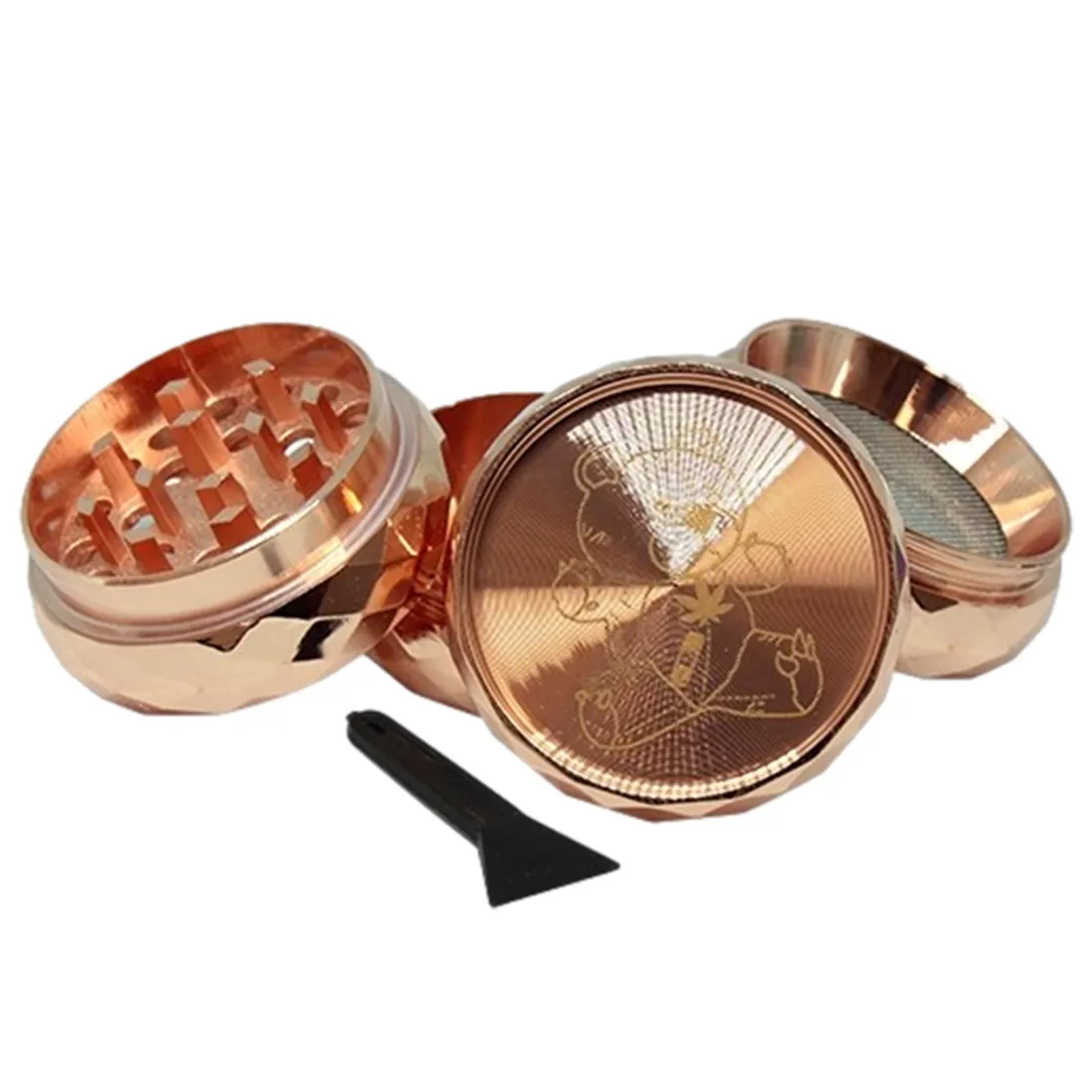 En kaffekværn i en kombination af rosaguld og sort. Kværnen har en cylindrisk form med en glat, metaloverflade og en fin børstet tekstur. Den øverste del har en rund skive med et håndtag, der er ergonomisk designet. Nederst er der en klar beholder til kværnet kaffe, der fremhæver dets indhold. Kværnen udstråler elegance med sin minimalistiske stil.