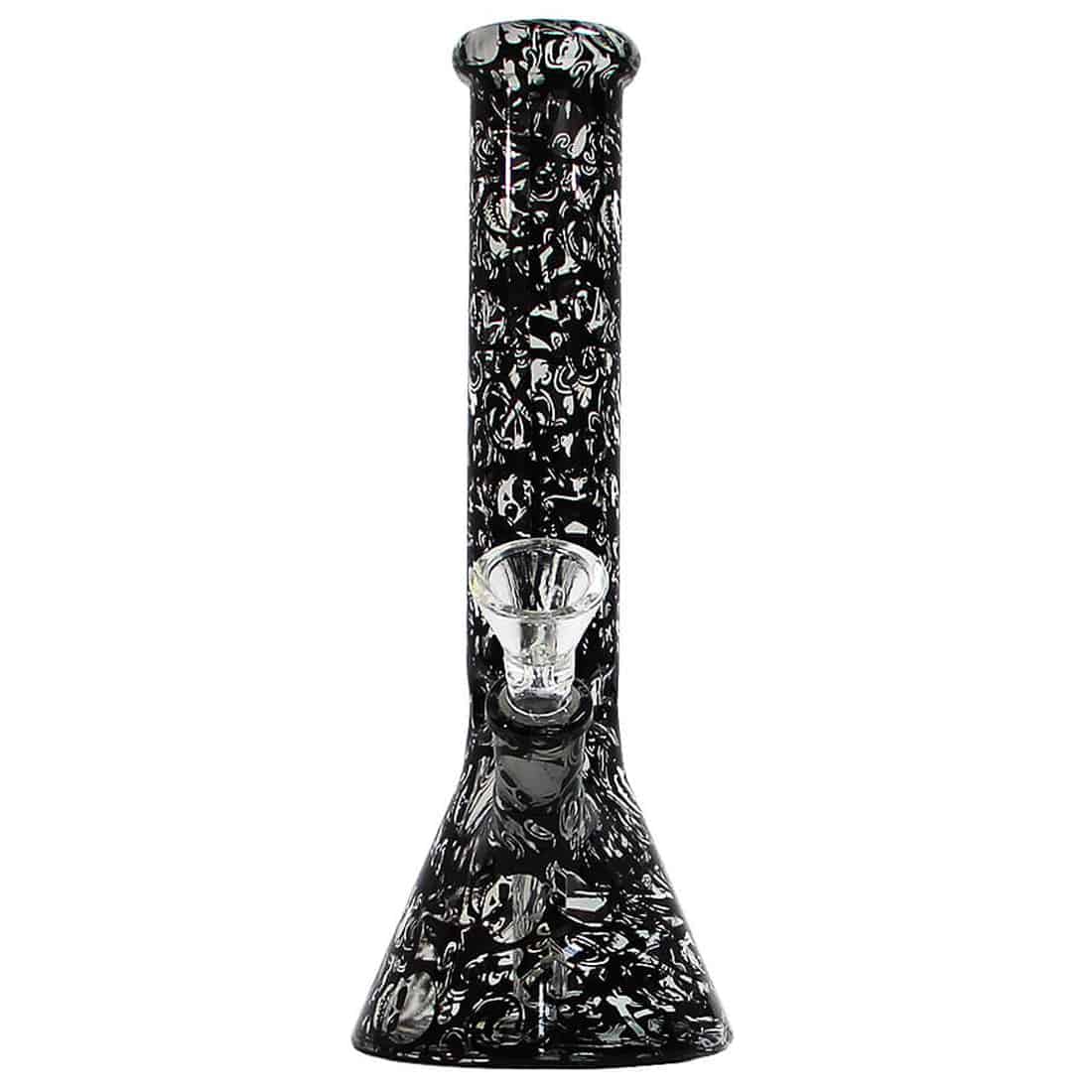 En 26 cm høj bong prydet med et mørkt kraniumdesign, der dækker det ydre. Materialet er gennemsigtigt glas, hvilket giver et klart indblik til indersiden. Bongen har en rund fod for stabilitet, en buet hals og et skudrør. Detaljerne omfatter en glat overflade samt en dyb sort farve, der fremhæver kraniets struktur og detaljer.