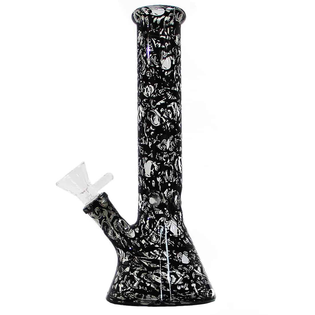 En sort bong med et kranium-design pryder toppen. Den har en glat, blank overflade og er fremstillet af glas. Bongen er 26 cm høj og har en buet form, der giver den en elegant silhuet. Højden er markeret af en bred, stabil bund, mens det kranielignende motiv tilføjer et dramatisk element til det samlede udtryk.