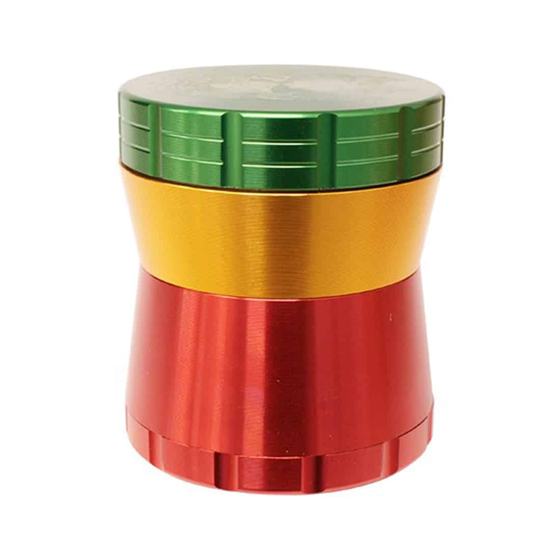 En krydderikværn med en diameter på 56 mm præsentere sig i en farverig rasta-inspireret palette, der inkluderer grøn, gul og rød. Den er fremstillet af metal med en glat overflade, der reflekterer lys. Kværnen har et klassisk design med en skruelås og små perforeringer, der muliggør en jævn kværning af krydderier.