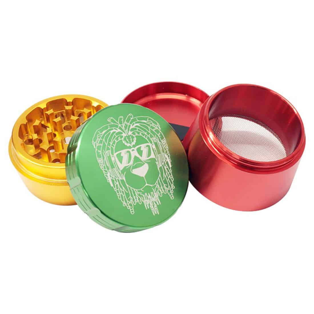 En rund, flad krydderkværn med en diameter på 56 mm. Overfladen har en rød, grøn og gul farve, der danner et rasta-inspireret mønster. Materialet synes at være metal med en glat, skinnende finish. Kværnen har en skruelukning, der gør det muligt at åbne og lukke den. Der er indgraverede detaljer omkring kanten, der giver en tekstureret følelse.