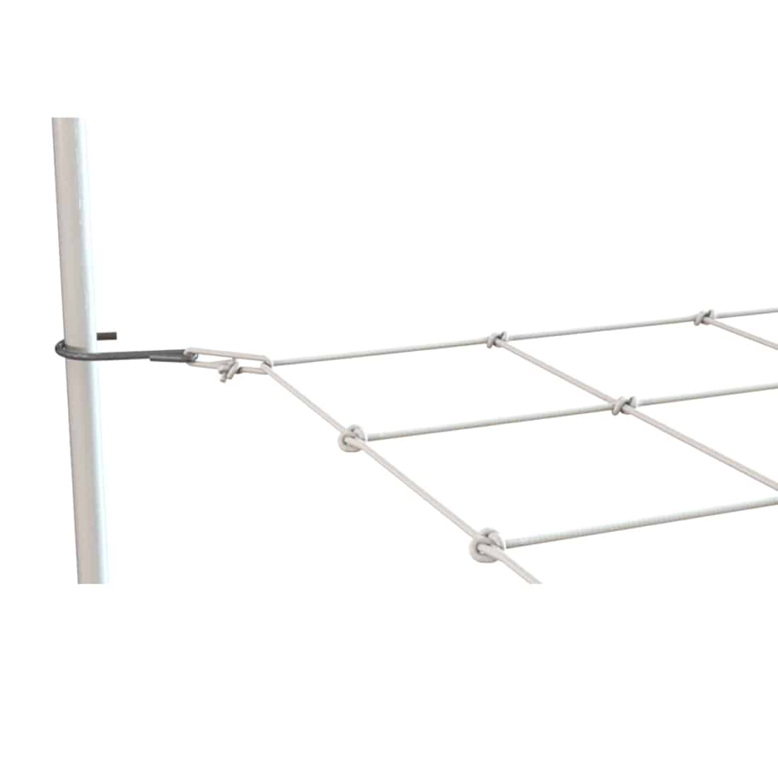 En grøn netstruktur med firkantede masker danner en fleksibel overflade. Materialet fremstår som stærk plast, der er let gennemsigtig. Maskerne skaber en letvægtsfølelse, og kanterne er fint afskåret. I baggrunden ses en hvid, glat overflade, der kontrasterer med netværkets tekstur. Elementerne er organiseret i et rektangulært format, der giver en ensartet symmetri.