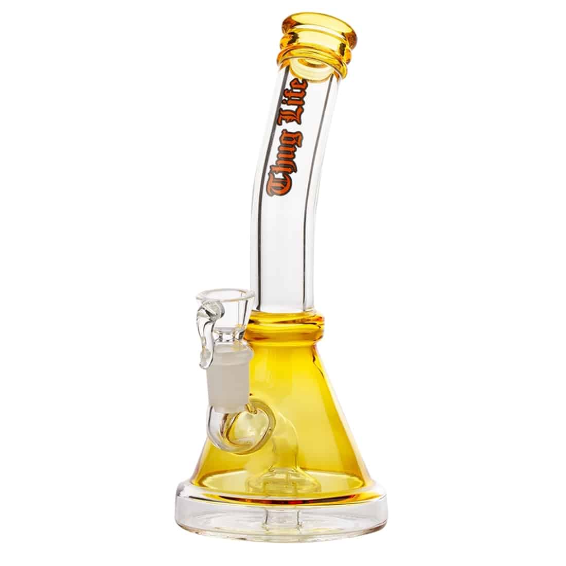 En figur med en karakteristisk stil præsenterer sig i sort og hvid, iført solbriller og en sort hovedbeklædning. Ansigtstræk er forenklede med overdimensionerede træk, der giver et humoristisk præg. Figuren står på en gennemsigtig base, og der er en tekst med store, fede bogstaver, der udtrykker en attitude. Det samlede design har en ungdommelig og legende karakter.