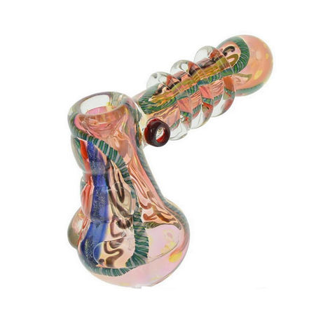 G-Spot Glorious Guapo Bubbler præsenterer en slank, buet form med en glat, skinnende overflade i dyb lilla nuance. Den har en let afrundet spids og en bredere base, der giver stabilitet. Overfladen er blød og silkeagtig med en let refleksion, der fremhæver de organiske former. Der er ingen synlige knapper eller indgraveringer, hvilket skaber et minimalistisk udseende.