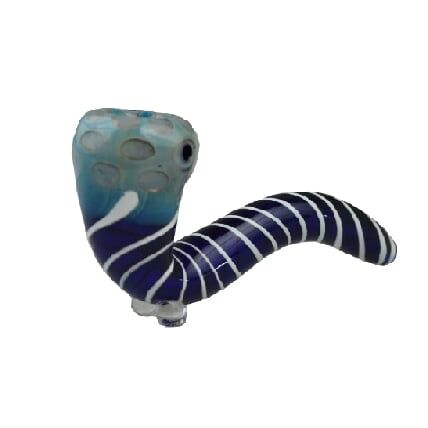 En gennemsigtig glasrørpibe prydes af nuancer af blåt og grønt, der skaber et maritimt udtryk. Overfladen er glat og reflekterer lys, mens den buede form giver en elegant kurve. Piben har en lille åbning i den ene ende og en bredere, flad bund, hvilket giver stabilitet. Mønstrene indeholder subtile striber, der tilføjer dybde.