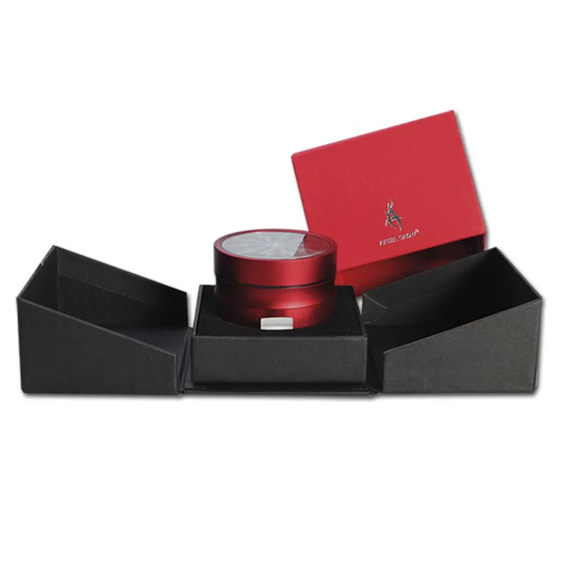 En mørkegrøn grantræ med let svungne grene, dækket af små, hvide snefnug-lignende detaljer. Træets overflade har en glat tekstur, mens de dekorative elementer i guld og rød skaber kontrast. Nederst er der en bred, jute-baseret kurv, der holder træet stabilt, med en naturlig, grov struktur, der fremhæver det organiske udtryk.