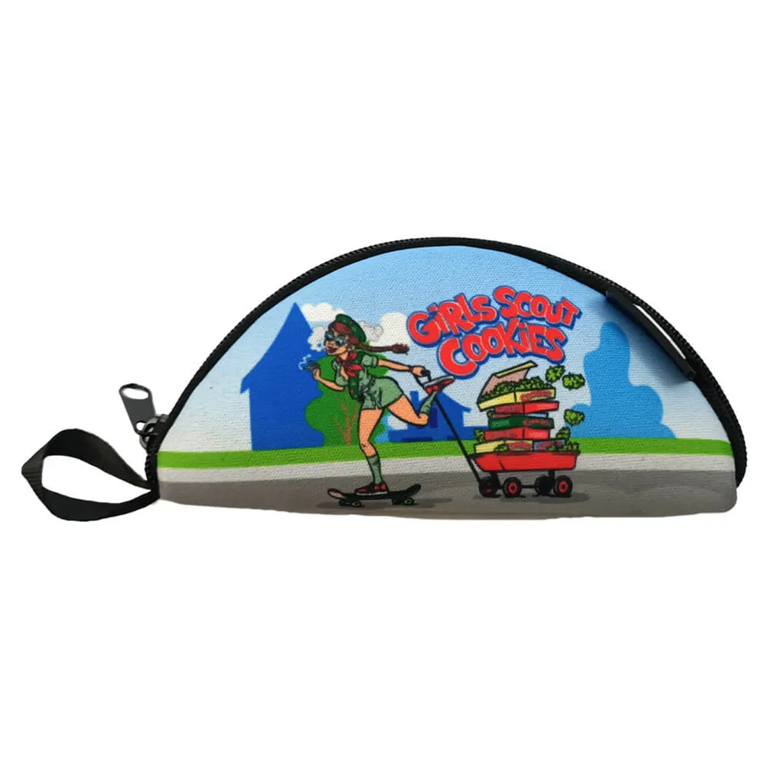 En stor, rektangulær bakke prydes af et farverigt, mønstret design med blomster og geometriske figurer. Farverne spænder fra grønne nuancer til lys lilla og bløde pasteller. Bakken er flad, med en let hævet kant, der sikrer, at indholdet forbliver på plads. Overfladen har en glat, blank finish, der reflekterer lys.