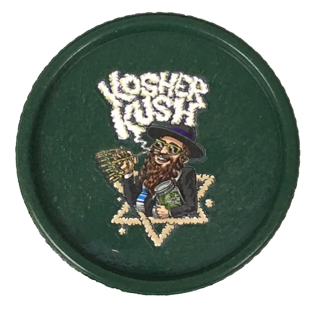 En rund, flad grinder med en diameter på 53 mm. Den er lavet af metal og har en mat, grøn overflade med en let struktureret tekstur. Toppen prydes af et indgraveret mønster, der ligner stiliserede blade. Grinderen har en skruemekanisme til åbning og lukning samt små, skarpe tænder indeni til formaling.