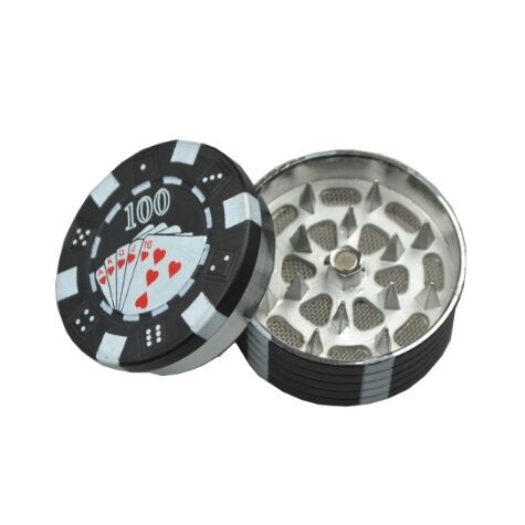 En sort metal grinder præsenterer en glat overflade med en let mat finish. Den har en cylindrisk form med en skridsikker tekstur på toppen, der sikrer et godt greb. Grinderen er opdelt i flere sektioner med skarpe tænder indeni til formaling. Låget har et lille, diskret håndtag, der understreger det enkle design.