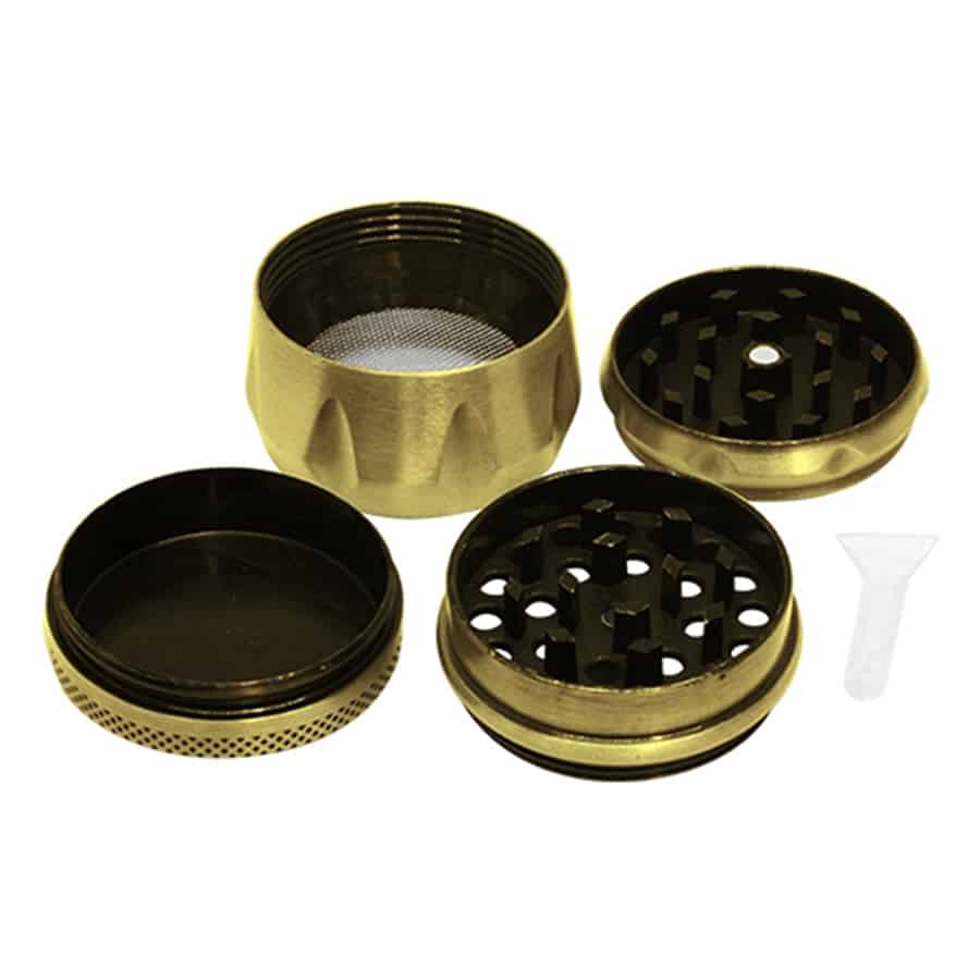 En gylden krydderkværn prydet med et detaljeret relieff af ananas. Kværnen har en rund form med en glitrende, metalisk overflade, der reflekterer lys. Den øverste del er udstyret med en skruelås og en lille, praktisk knap til betjening. Mønsteret på kværnen er både dekorativt og struktureret, hvilket giver en taktil oplevelse.