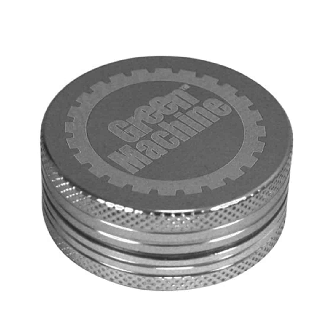 En grå kværn med en diameter på 40 mm fremstår i en mat overflade, der giver et industrielt udtryk. Den består af to dele, som er adskilt af en fin skilleplade. Kværnen har et cirkulært design med små, skarpe tænder indvendigt, der er synlige gennem det åbne område. Den har en enkel, men funktionel konstruktion uden ekstra ornamentik.