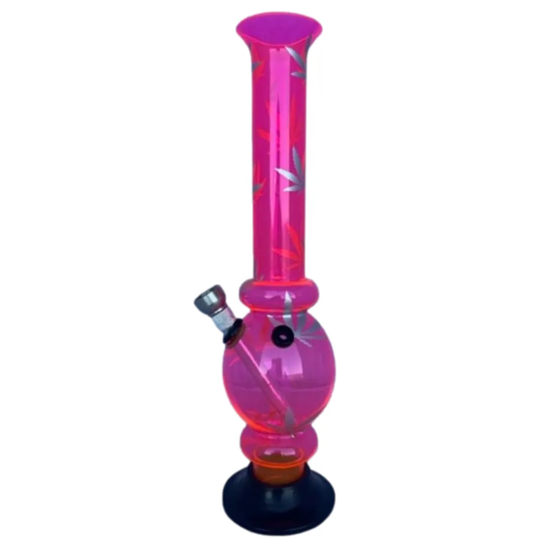 Høj, slank bong i gennemsigtigt pink akryl med en let bølgende form. Den har en rund, stabil base og en lige hals, der afsluttes med en bred åbning. Overfladen har en glat tekstur, mens der er indgraverede blade, der skaber et dekorativt mønster. En metal skål er placeret på siden, tilkoblet med en rørledning.