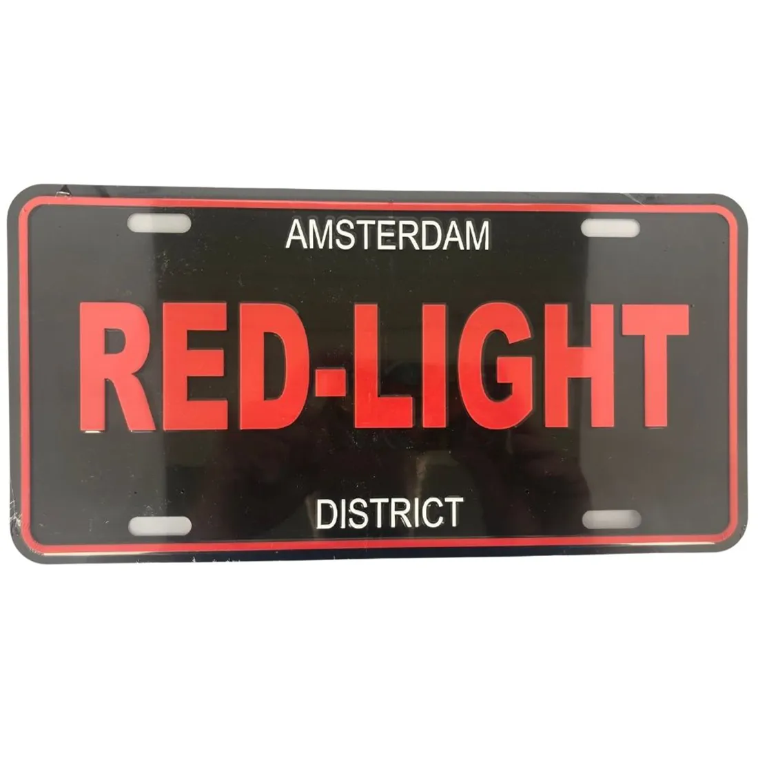 Et rektangulært metalskilt prydes af en sort baggrund med røde skrifttyper. Teksten "Light District" fremhæves med en klar, moderne font, mens ordet "Amsterdam" står i en mere dekorativ stil. Skiltet har en let blank overflade, der reflekterer lys, og kanter er let afrundede. Detaljer som skiltets tykkelse og finish bidrager til et industrielt udtryk.