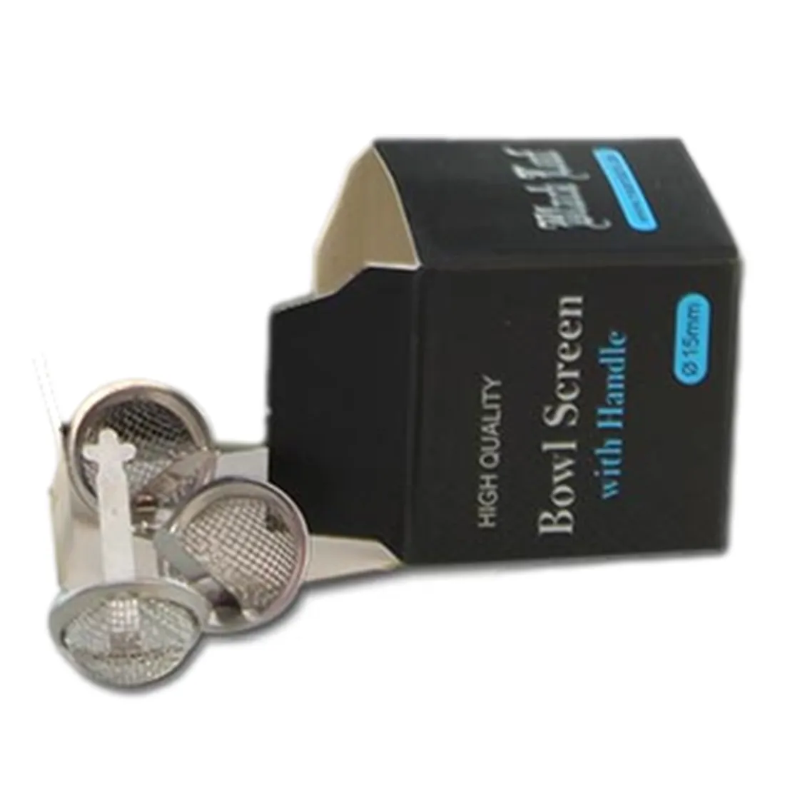 Skålen har en dyb, sort overflade med en blank finish, der fremhæver dens glatte tekstur. Den er oval i formen og har en let hævet kant, der skaber en elegant silhuet. Håndtaget er integreret på den ene side, med en mat overflade, der står i kontrast til skålens glans. Skålen hviler på en flad bund.