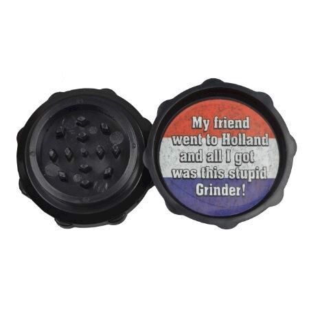 En akryl grinder præsenterer sig med en gennemsigtig, glat overflade i klare, lyse farver. Den har en cylindrisk form med en let afrundet top. Mønstret af små tænder indeni er synligt og fremhæver den funktionelle struktur. Nederst er der en skruelåg, der sikrer lukning. Grinders' kanter er let buede, hvilket giver et elegant udtryk.