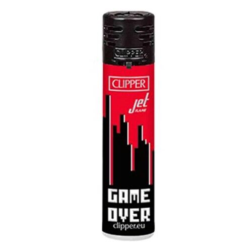 En sølvfarvet lighter med en glat overflade og en jet-flamme funktion. Lighterens front prydes af teksten "Game Over" i en kontrastfarve, der fremhæver designet. Den har en ergonomisk form og en tydelig tænder ved toppen, der giver mulighed for flammejustering. Baggrunden er ensfarvet, hvilket fremhæver lighterens detaljer.