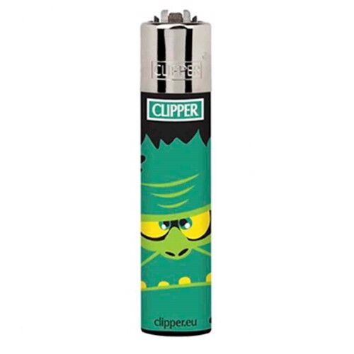 En grøn lighter med et monster- eller horror-tema pryder overfladen. Designet omfatter store, skræmmende øjne og en åben mund med skarpe tænder, der skaber en dramatisk effekt. Lighterens krop har en glat, skinnende finish, mens knappen til tænding er placeret centralt og er let tilgængelig. Mønstret er detaljeret og farverigt, hvilket tilføjer karakter.