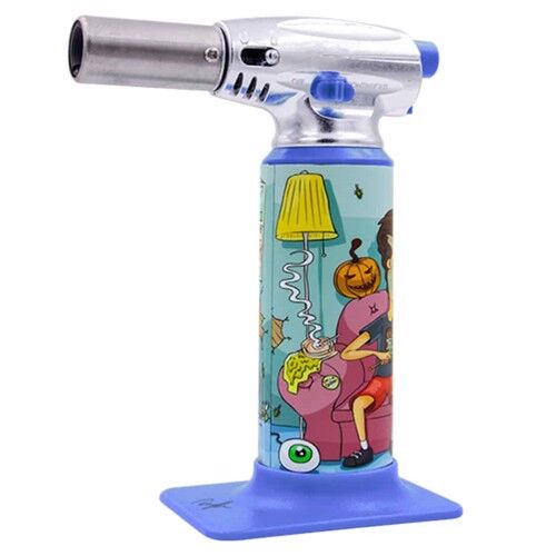 En blå boob tube-top med en glat, skinnende overflade pryder fokusområdet. Stoffet har en ensartet, dyb farve uden mønstre, og kanterne er præcist syet for at skabe en ren finish. Toppen har en let elastisk struktur, der sikrer en tætsiddende pasform. Det minimalistiske design fremhæver det enkle og moderne udtryk.