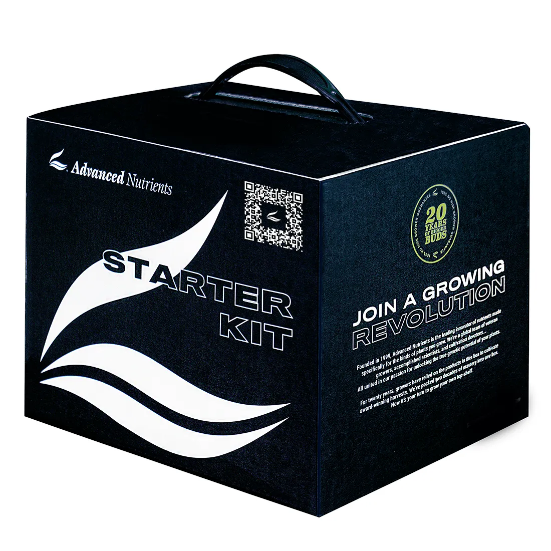 Et sæt af fire plastflasker i forskellige størrelser, hver med en farverig etiket, prydet med detaljerede illustrationer og tekst. Flaskerne indeholder gule, grønne og lilla væsker. Etiketdesignet viser forskellige symboler og navne på næringsstoffer, mens flaskerne har en klar, glat overflade, der reflekterer lys. De er placeret i en sort papæske med åbent låg.