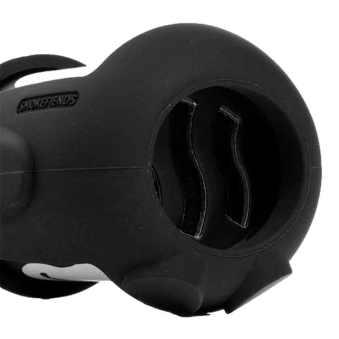 Chilly, en lille pingvin i bløde, mørkeblå nuancer, er lavet af genanvendelige materialer. Den har en rund, blød krop med en glat overflade og en hvid mave. Øjnene er store og runde, hvilket giver et venligt udtryk. Pingvinen har en lille, orange næb og er designet til at være let og bærbar, med en praktisk form til håndtering.