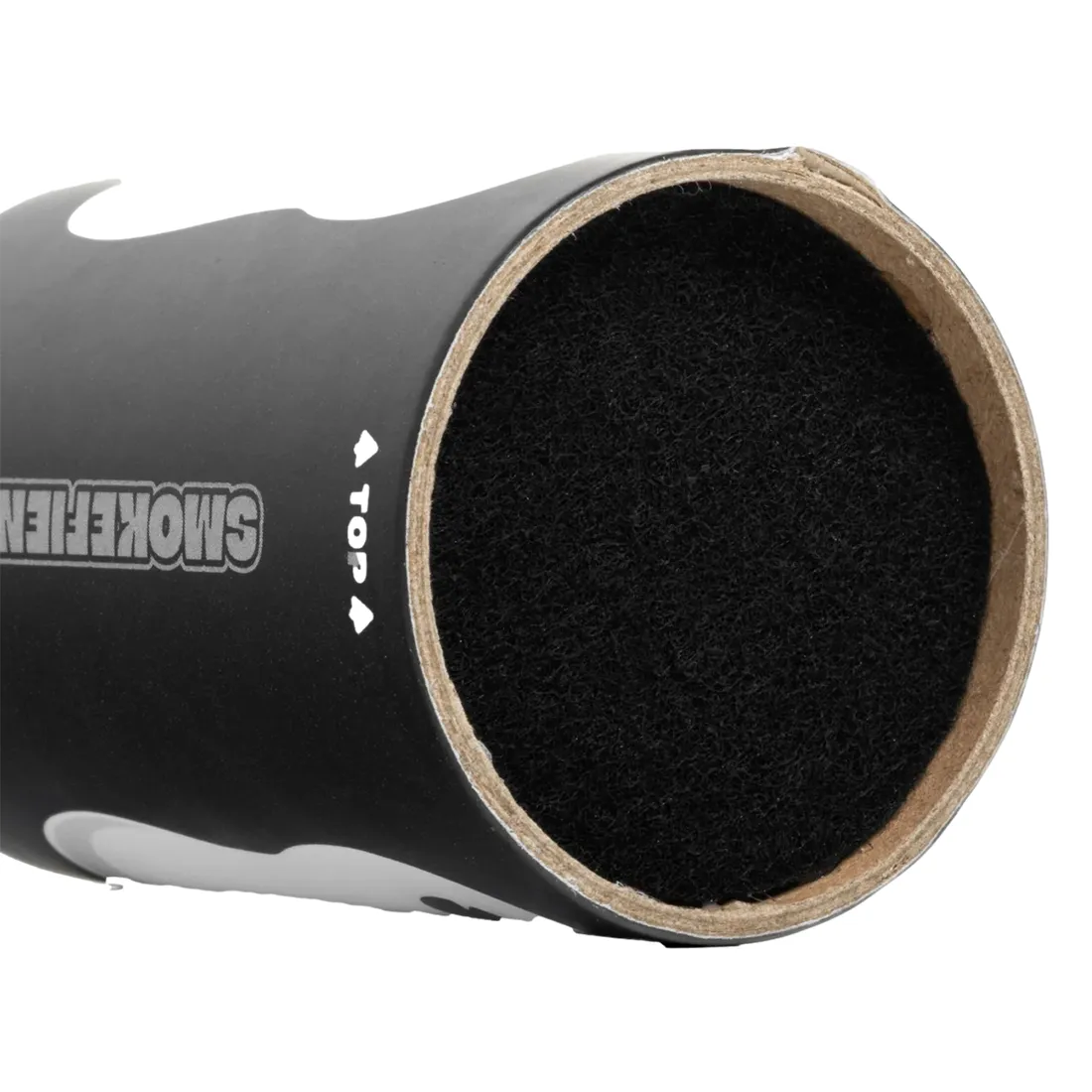 Chilly, pingvinen, præsenterer sig med en blød, rund krop i en dyb blå farve, dekoreret med hvide og sorte detaljer. Øjnene er store og udtryksfulde, mens næbbet er kort og orange. Den har en glat, mat overflade, der fremhæver dens venlige udseende. Under kroppen findes en lille, praktisk åbning til luftfiltrering.