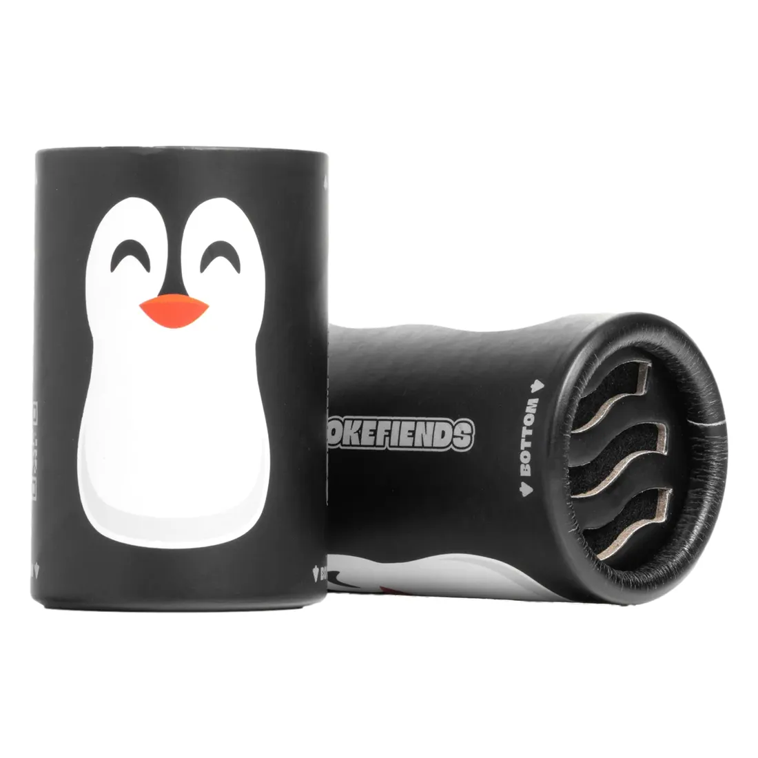 Chilly the Penguin fremstår i bløde nuancer af blå og hvid, med en rund krop og en sød ansigtsudtryk. Overfladen har en glat tekstur, mens øjnene er store og sorte med en glinsende finish. Der er detaljer som små vinger og en orange næb. En slange i en neutral farve strækker sig fra kroppen, hvilket tilføjer funktionalitet.