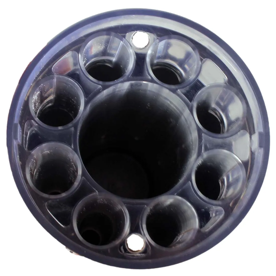 En sort, cylindrisk kværn med en glat overflade og en mat finish. Den har en krum form med to sektioner, der kan skrues sammen. Øverste del indeholder en skarp tandstruktur til kværning, mens den nederste del har en finmasket skærm til opsamling af pollen. Derudover er der en cone-filler, der har en simpel, funktionel design.