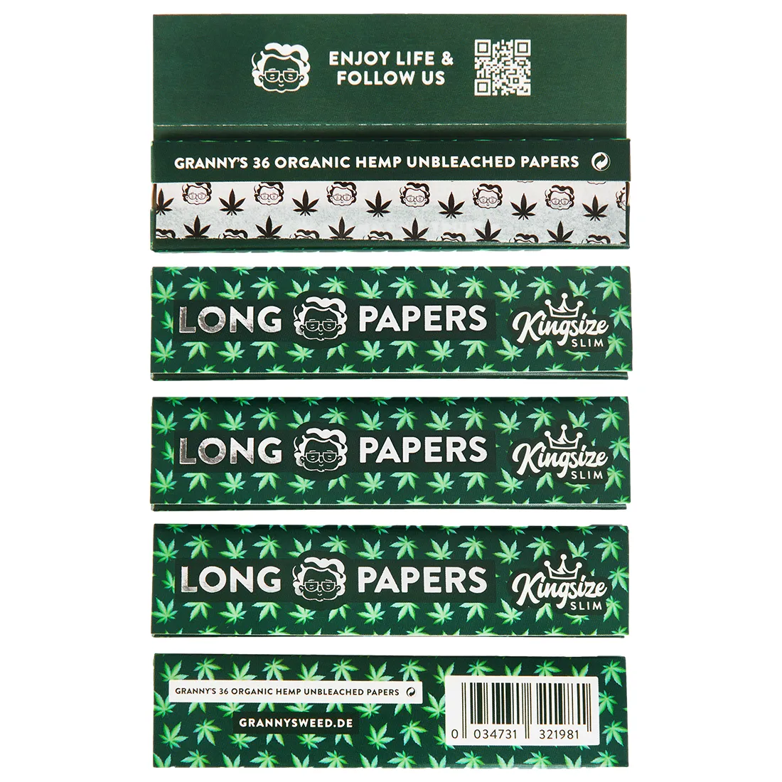 Grønne, tørrede hampblomster ligger spredt ud over en hvid overflade. Blomsterne har små, fine tråde og en varieret struktur med små knopper og blade. Farven spænder fra lys til mørk grøn, med nuancer af brun og gyldne detaljer. Der er også små, klæbrige trichomer, der tilføjer en glinsende tekstur. Mængden af blomster varierer, hvilket skaber en organisk, naturlig fremtoning.