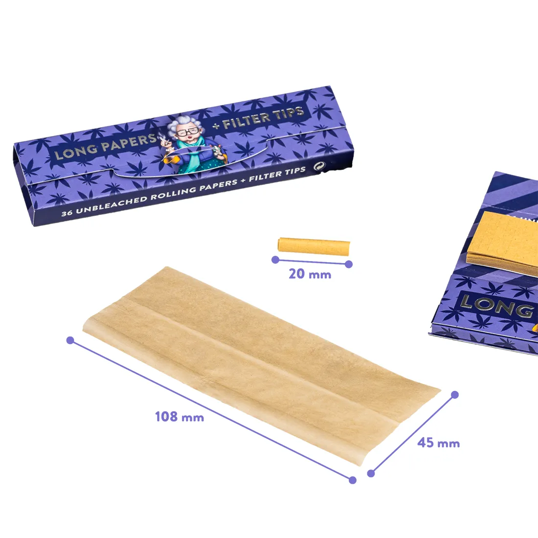 Rullepapiret er i en lys beige farve med en let struktureret overflade. Det er prydet med små, diskrete sorte skrifttyper, der angiver mærke og type. Kanten er jævnt skåret, og papirarkene er samlet i en kasseformet pakke. I pakken er der også tips, der er ensfarvede og har en glat finish.