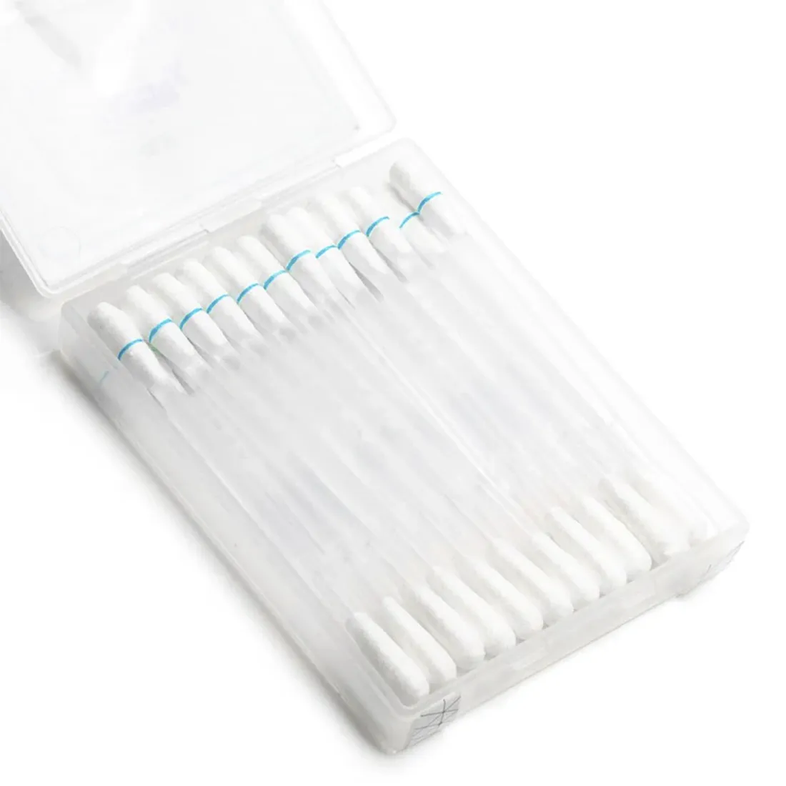 Snap caps i gennemsigtig plast fremstår i en klar og glat overflade med en let buet struktur. Hver cap har en rund form og en lille åbning, der er centralt placeret. Farven er en subtil blå nuanceret tone, og de er arrangeret i en symmetrisk formation, hvilket giver et ensartet og ordnet udtryk. Hver cap viser en glinsende refleksion.