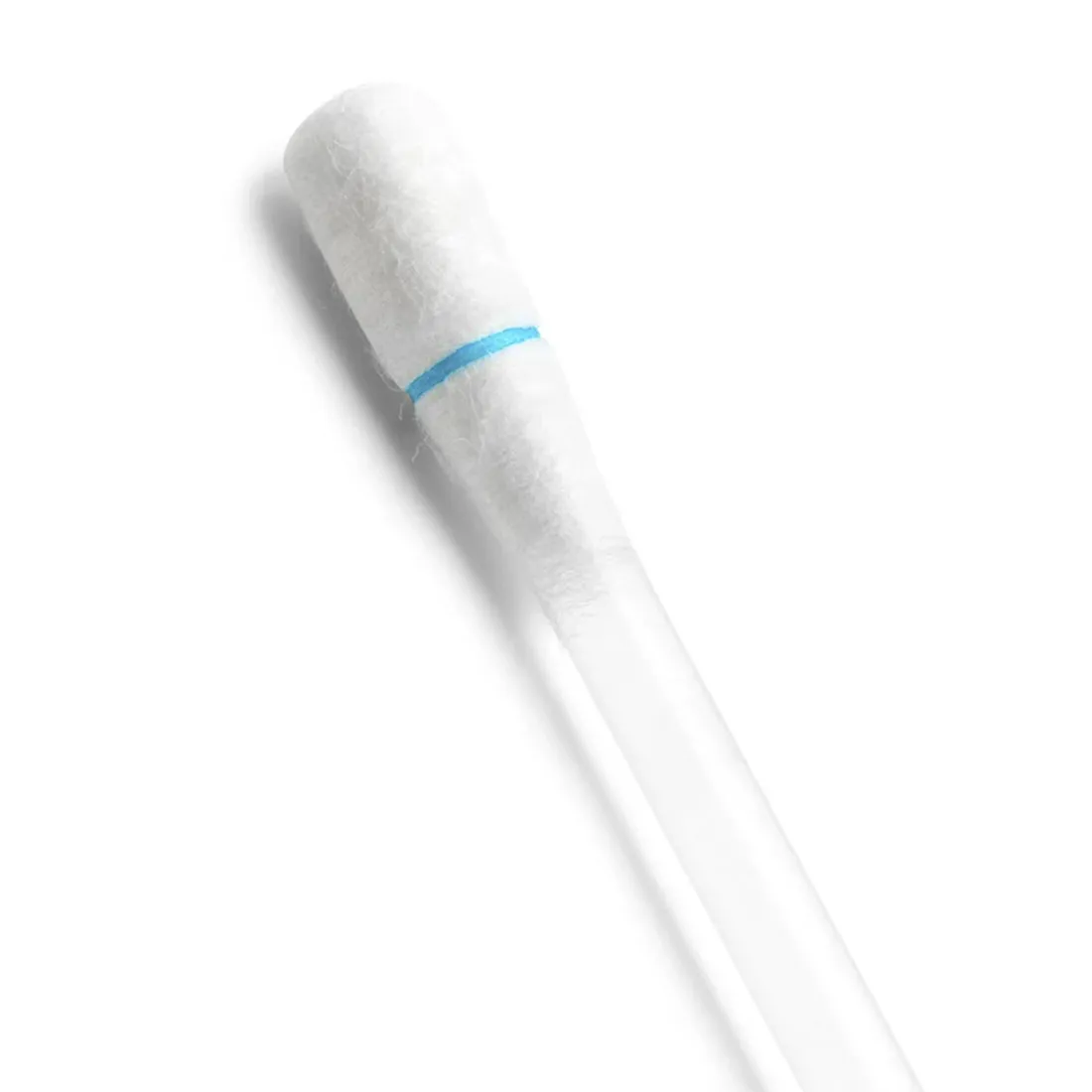 Isopropyl snap caps fremstår i en klar plastmateriale, der har en glat overflade. Hver hætte er rund og har en skruefunktion, der muliggør lukning. Farven er en lys blå nuance, der skaber kontrast mod den gennemsigtige plast. Hætten har en indvendig gevindstruktur, der sikrer tætning. Enkel og funktionel form, uden synlige symboler eller tekst.